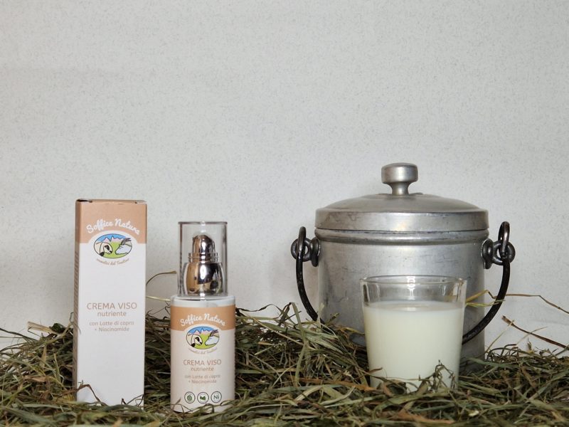 Moisturizing and nourishing face cream with goat's milk